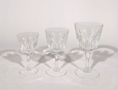 PARTIE DE SERVICE DE VERRES en cristal à...