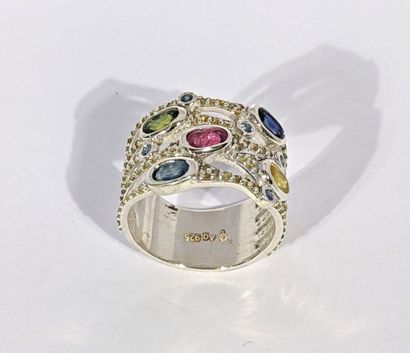 BAGUE en argent 925‰ sertie de saphirs multicolores.
TDD...