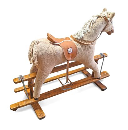 CHEVAL à bascule et son harnachement. 
Travail...