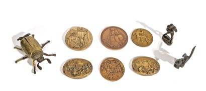 Lot en bronze comprenant 6 médailles, un...