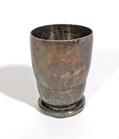 PETITE TIMBALE en argent 925‰ portant un...