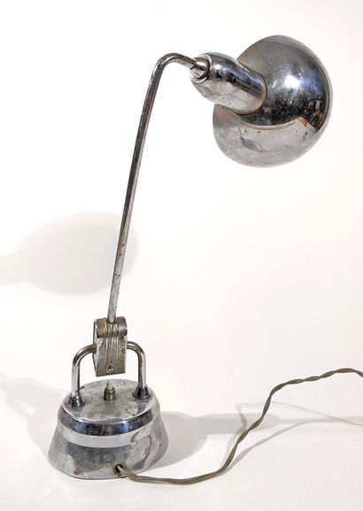 LAMPE D'ATELIER en métal chromé.
Milieu du...