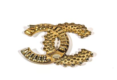 CHANEL
Broche en métal partiellement doré...
