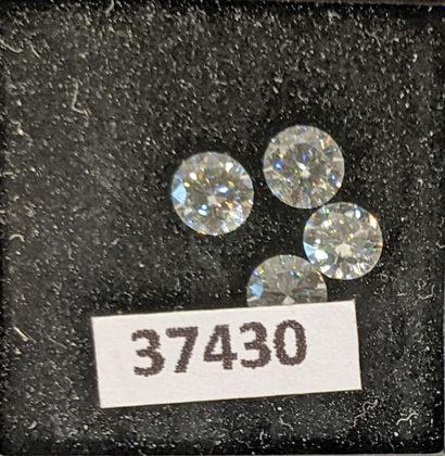 QUATRE DIAMANTS de laboratoire de synthèse...