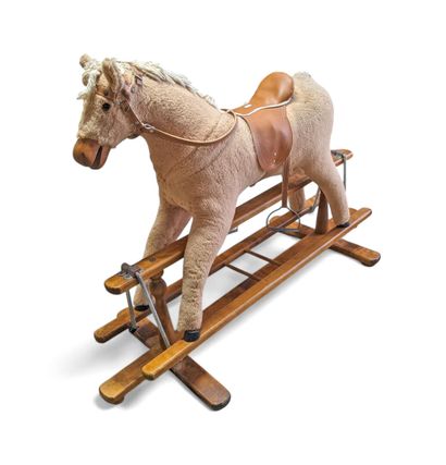 CHEVAL à bascule et son harnachement. 
Travail...