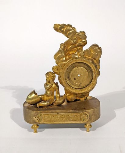 PENDULETTE en bronze ciselé et doré, à décor...