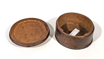 BOITE RONDE en bois de Sainte-Lucie, le couvercle...