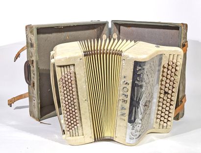 SOPRANI 
ACCORDEON chromatique en bakélite...