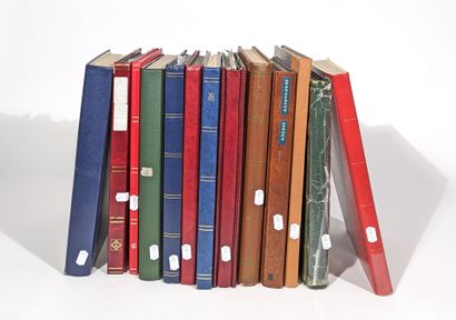 Collection de timbres comprenant 13 albums...
