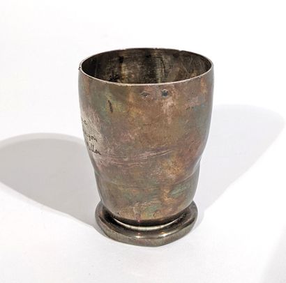 PETITE TIMBALE en argent 925‰ portant un...