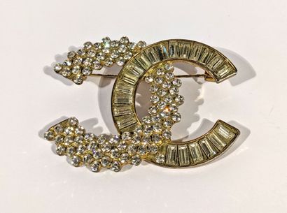 CHANEL
Broche en métal partiellement doré...