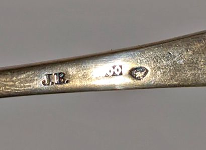 UN COUVERT en argent 800‰ modèle uniplat,...