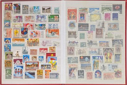 Collection de timbres comprenant 13 albums...