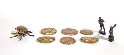 Lot en bronze comprenant 6 médailles, un...