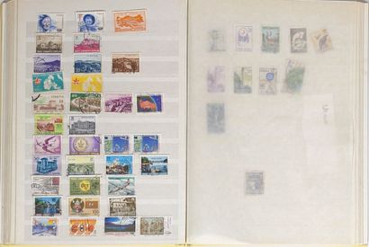 Collection de timbres comprenant 13 albums...