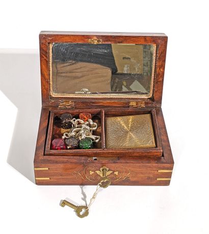 Ensemble de bijoux fantaisies contenus dans...