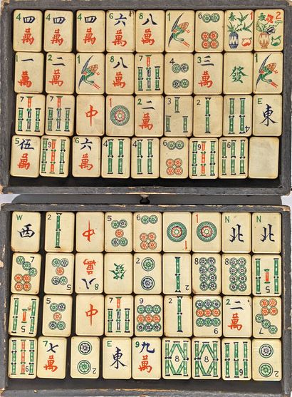 JEU de MAH-JONG en résine, présenté dans...