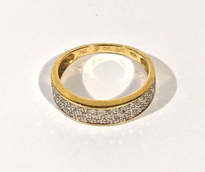 BAGUE en or jaune 750‰ pavée de petits brillants.
TDD...