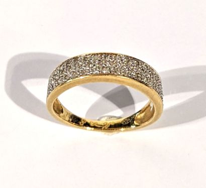 BAGUE en or jaune 750‰ pavée de petits brillants.
TDD...