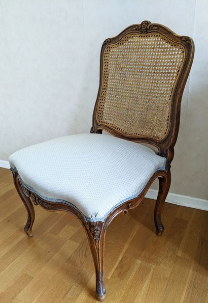 CHAISE en noyer mouluré et sculpté à dossier...