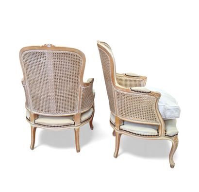 PAIRE DE FAUTEUILS en bois clair sculpté,...