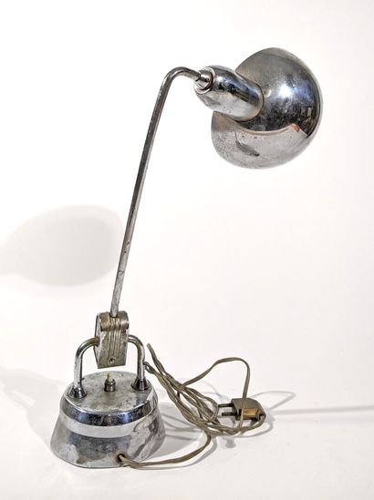 LAMPE D'ATELIER en métal chromé.
Milieu du...