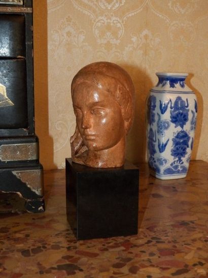 Gilbert PRIVAT : Tête de femme en terre cuite,...