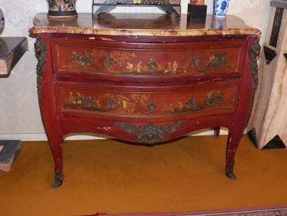 Commode en bois relaqué rouge à décor d Extrême...