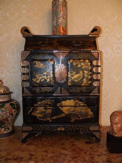 Petit cabinet en laque noir et or Travail...