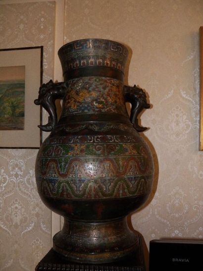 Vase en cloisonné à deux anses à tête d éléphant...