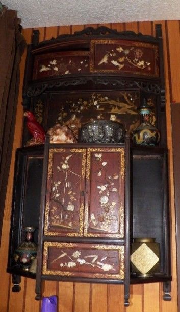 Etagère d applique en bois avec incrustations...