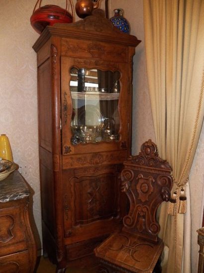 Meuble vitrine en bois sculpté ouvrant à...