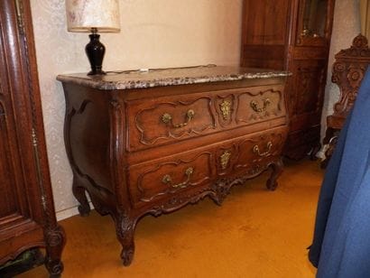 Commode en bois naturel sculpté ouvrant à...