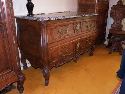 Commode en bois naturel sculpté ouvrant à...