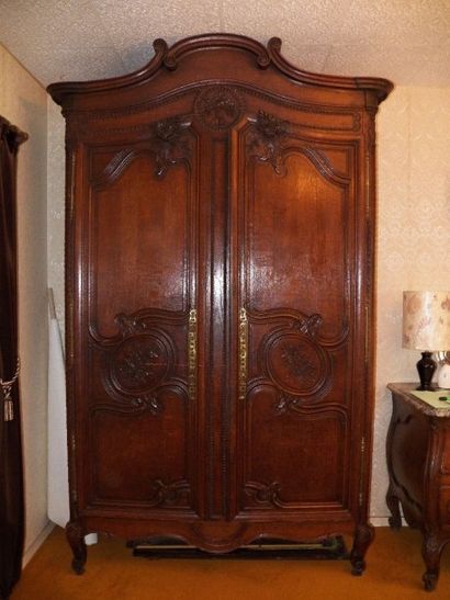 Armoire en chêne sculpté ouvrant à deux portes...