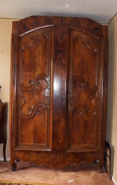Grande armoire en bois naturel et placage...