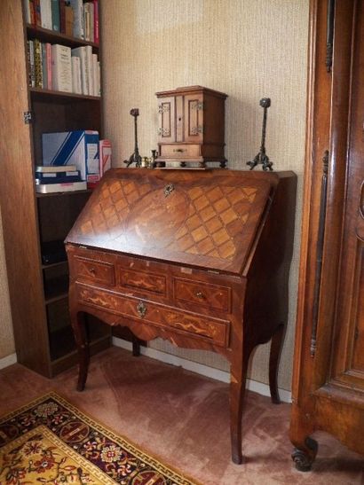 Bureau de pente en bois de placage marqueté...