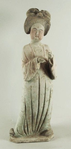 Fat Lady debout, à la coiffure en chignon....