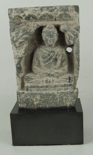Fragment de bas relief en schiste figurant...