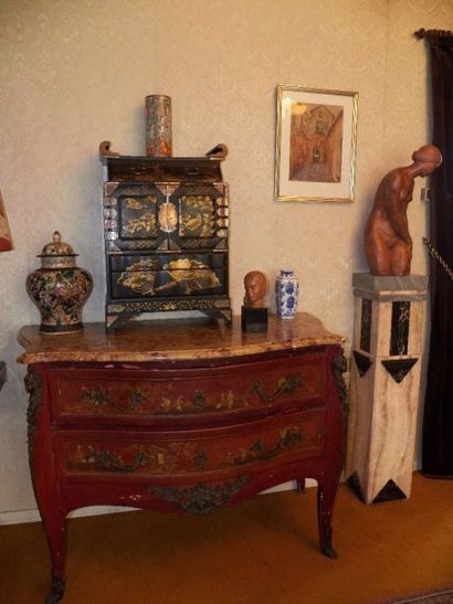 Commode en bois relaqué rouge à décor d Extrême...