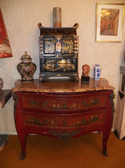 Commode en bois relaqué rouge à décor d Extrême...