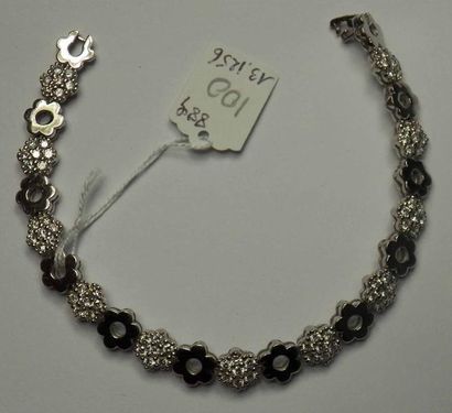 Bracelet en or gris composé de maillons figurant...