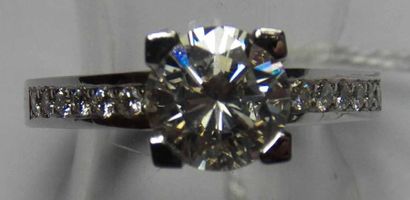 Bague en or gris ornée d'un diamant taille...
