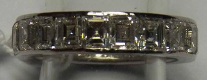 Alliance en platine ornée de diamants taille...