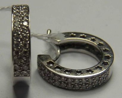 Paire de créoles en or gris pavées de diamants...