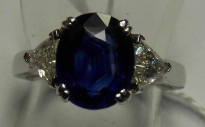 Bague en or gris ornée d'un saphir pesant...