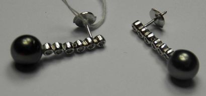 Paire de pendants d'oreilles en or gris composés...