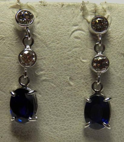 Paire de pendants d'oreilles en or gris ornés...