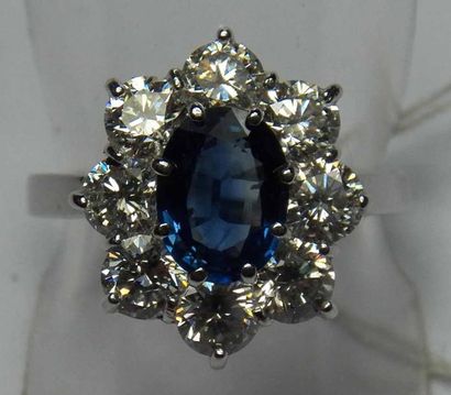 Bague en or gris ornée d'un saphir ovale...