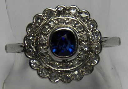 Bague festonnée en platine ornée d'un saphir...